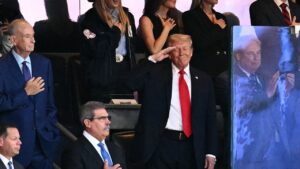 Trump receives warm welcome from Yankees fans, ‘USA’ chants break out at stadium