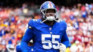 Giants lineman clocks Cowboys player in helmet as part of awful opening drive