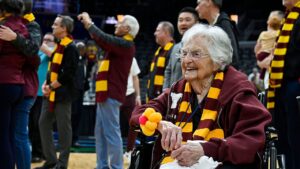 Sister Jean Schmidt retires as Loyola Chicago basketball chaplain due to health concerns