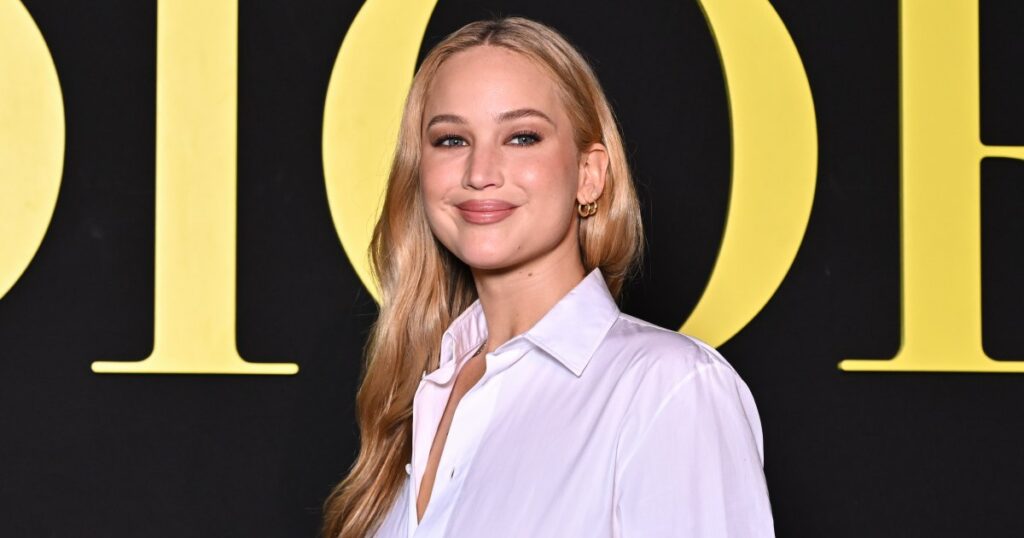 Jennifer Lawrence Swapped Sneakers for These Comfy, Fall-Ready Flats — The  Look