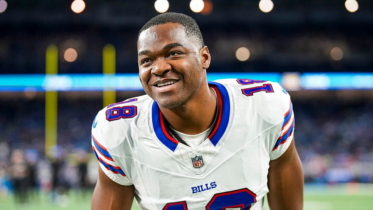 Amari Cooper smiles on field