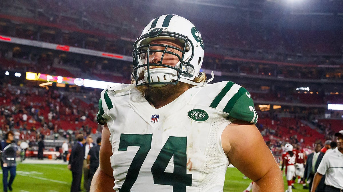 Nick Mangold runs