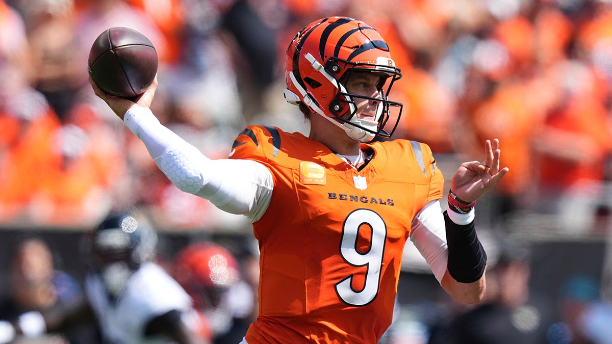 Joe Burrow throws