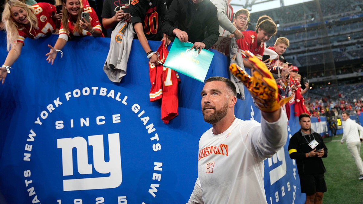 Travis Kelce greets fans