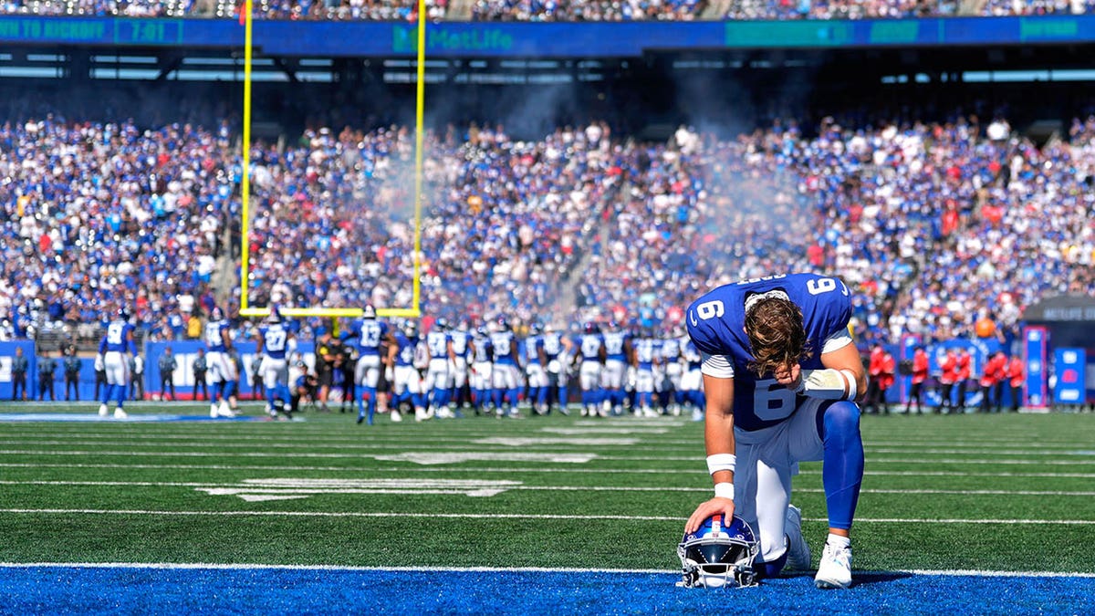 Jaxson Dart prays in the end zone