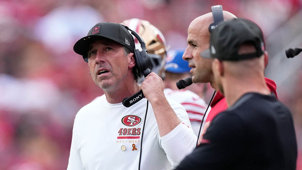 Kyle Shanahan on the sideline
