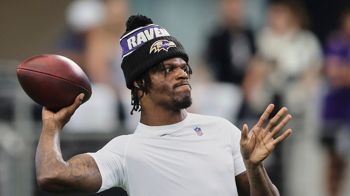 Lamar Jackson throws in warm ups