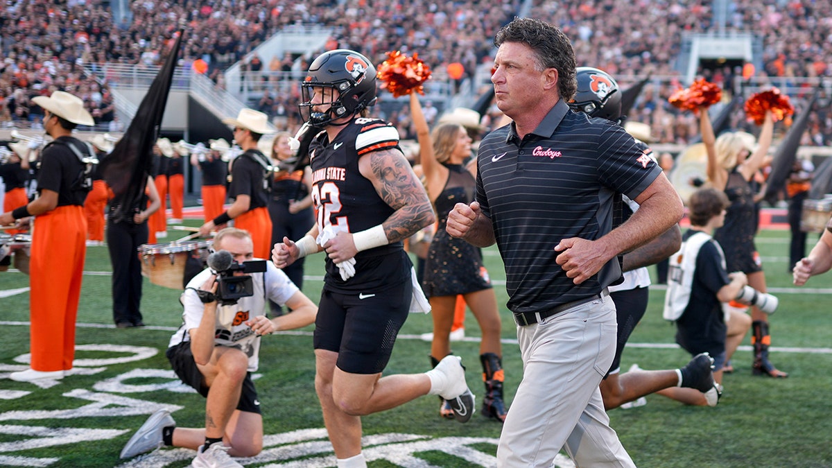 Mike Gundy runs out on field
