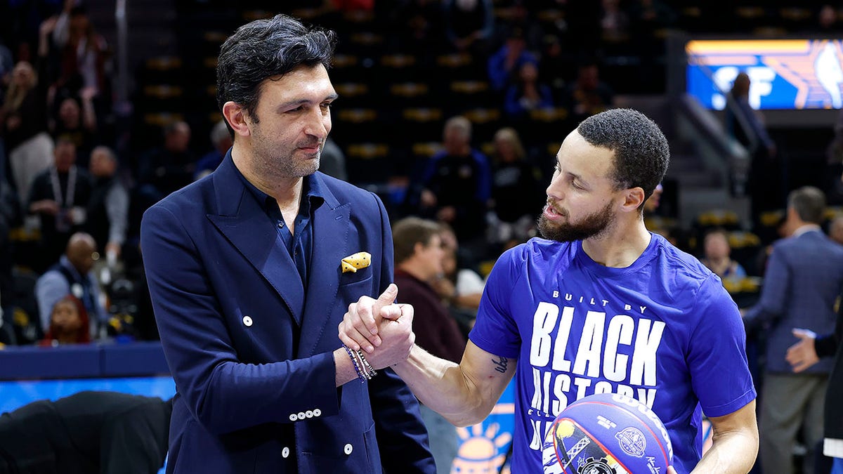Zaza Pachulia greets Stephen Curry