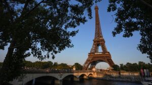 Fact checked: Is Paris really demolishing the Eiffel Tower next year?