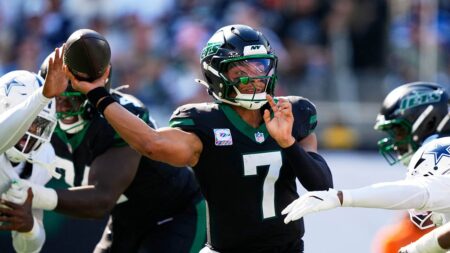 Jets’ uninspiring play against Cowboys draws backlash from fans