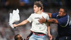 2 field invaders cause stir during Yankees’ ALDS Game 3 win over Blue Jays