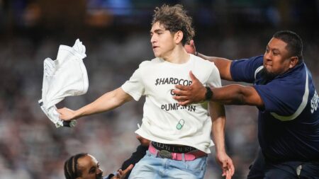 2 field invaders cause stir during Yankees’ ALDS Game 3 win over Blue Jays