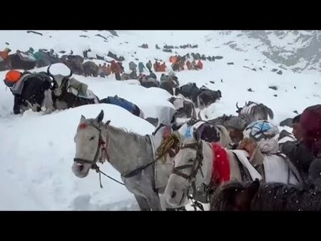 Hundreds of hikers rescued from Mount Everest after severe snowstorm
