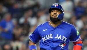 Yankees fan throws can at Vladimir Guerrero Jr.’s family before elimination: report