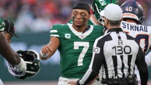 Jets’ Aaron Glenn gets into testy exchange with reporter over Justin Fields’ status as QB1