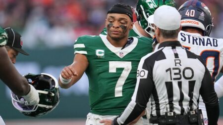 Jets’ Aaron Glenn gets into testy exchange with reporter over Justin Fields’ status as QB1