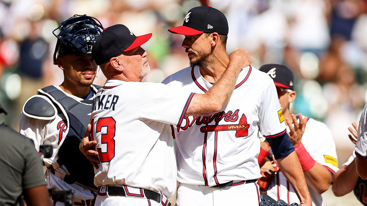 Brian Snitker hugs Charlie Morton