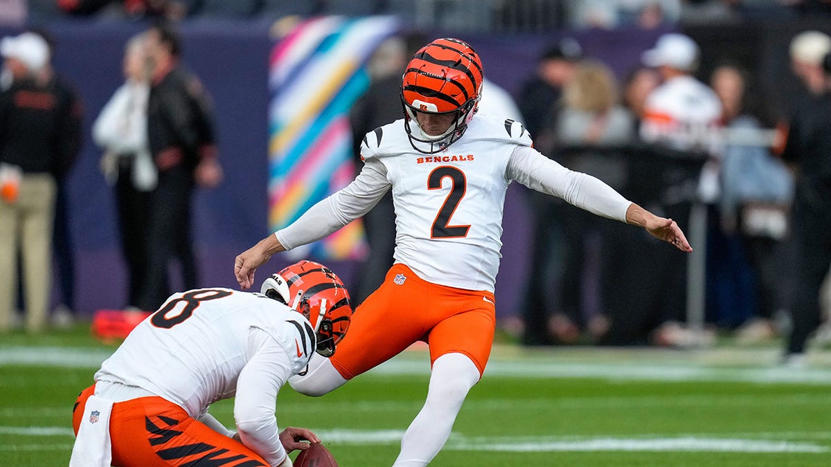 Evan McPherson kicks field goal