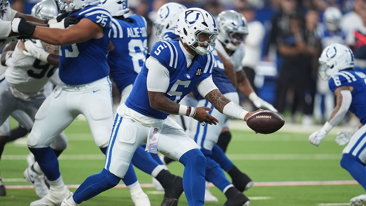 Anthony Richardson hands the ball off