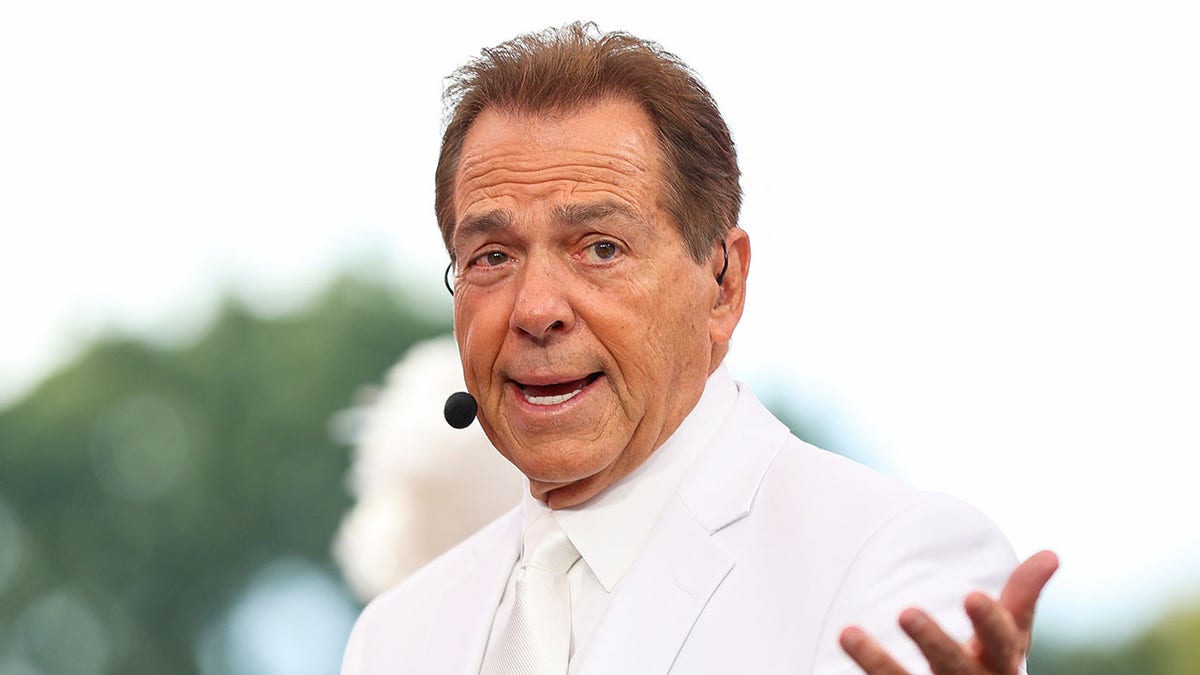 Nick Saban speaks to crowd