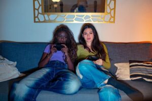 Dear Abby: Should I drop my serial home wrecking friend?