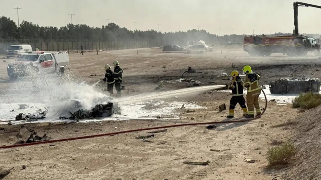 Fighter jet crashes at Dubai Air Show, pilot dead Fighter jet crashes at Dubai Air Show, pilot dead