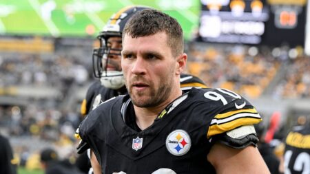 Steelers star TJ Watt undergoes surgery for partially collapsed lung after procedure goes wrong, brother says Steelers star TJ Watt undergoes surgery for partially collapsed lung after procedure goes wrong, brother says