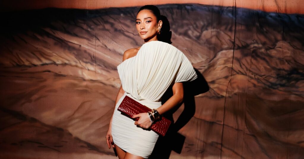 Shay Mitchell and Kate Middleton Can’t Stop Wearing This Sleek Bag Trend Shay Mitchell and Kate Middleton Can’t Stop Wearing This Sleek Bag Trend