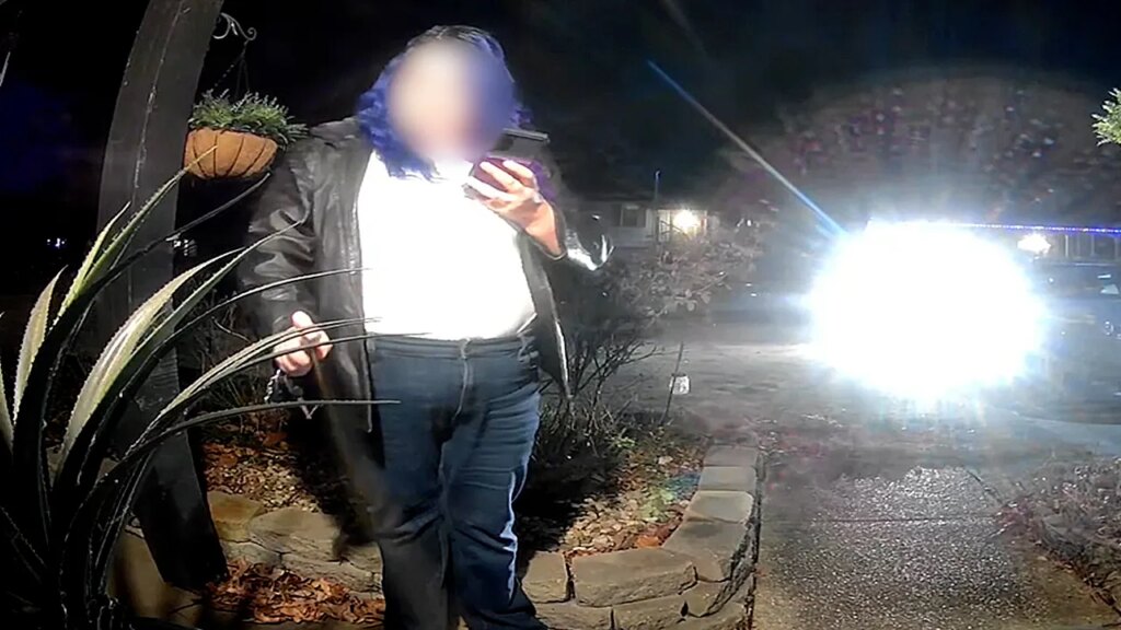 Viral footage shows DoorDash driver allegedly pepper-spraying customer’s food order during delivery Viral footage shows DoorDash driver allegedly pepper-spraying customer’s food order during delivery