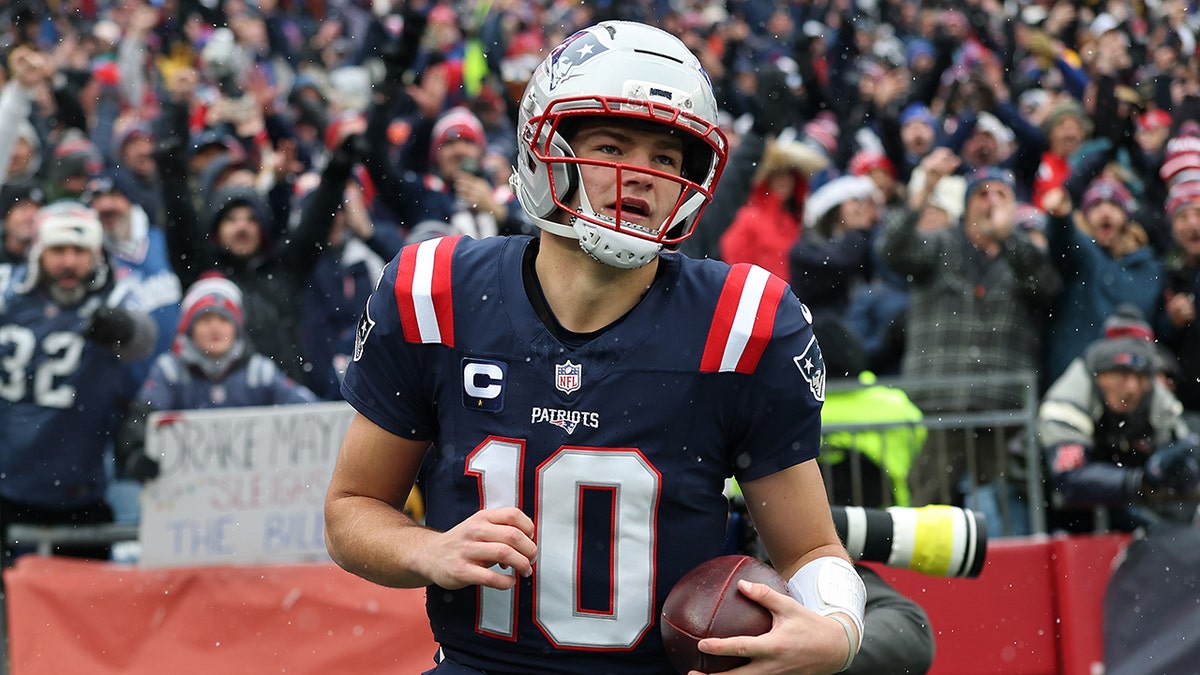 Drake Maye scores touchdown