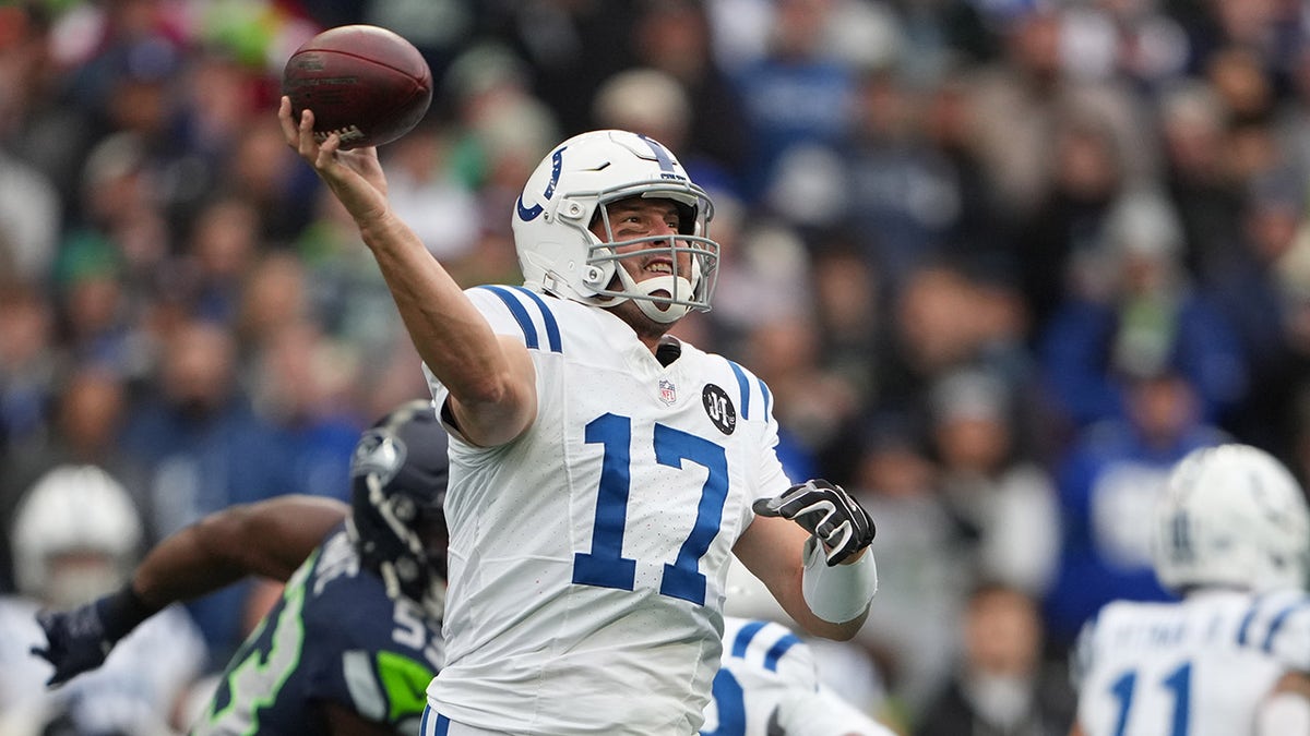 Philip Rivers throws a pass