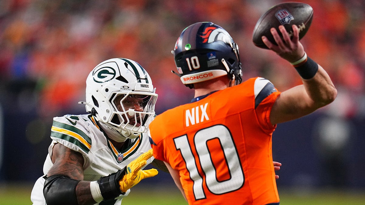 Micah Parsons goes after Bo Nix