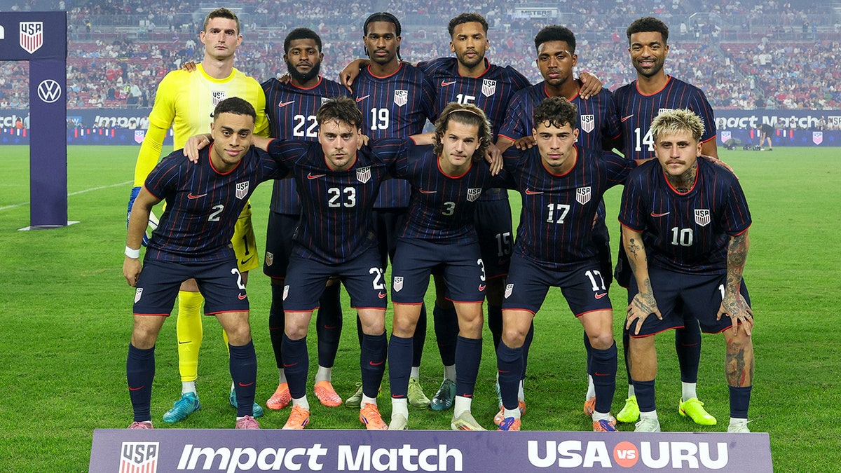 The USMNT team takes a picture