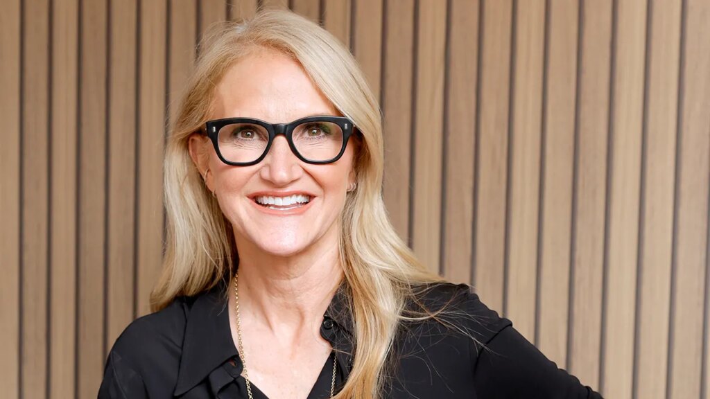 Flight anxiety eased with one simple mental trick, says author and podcast host Mel Robbins