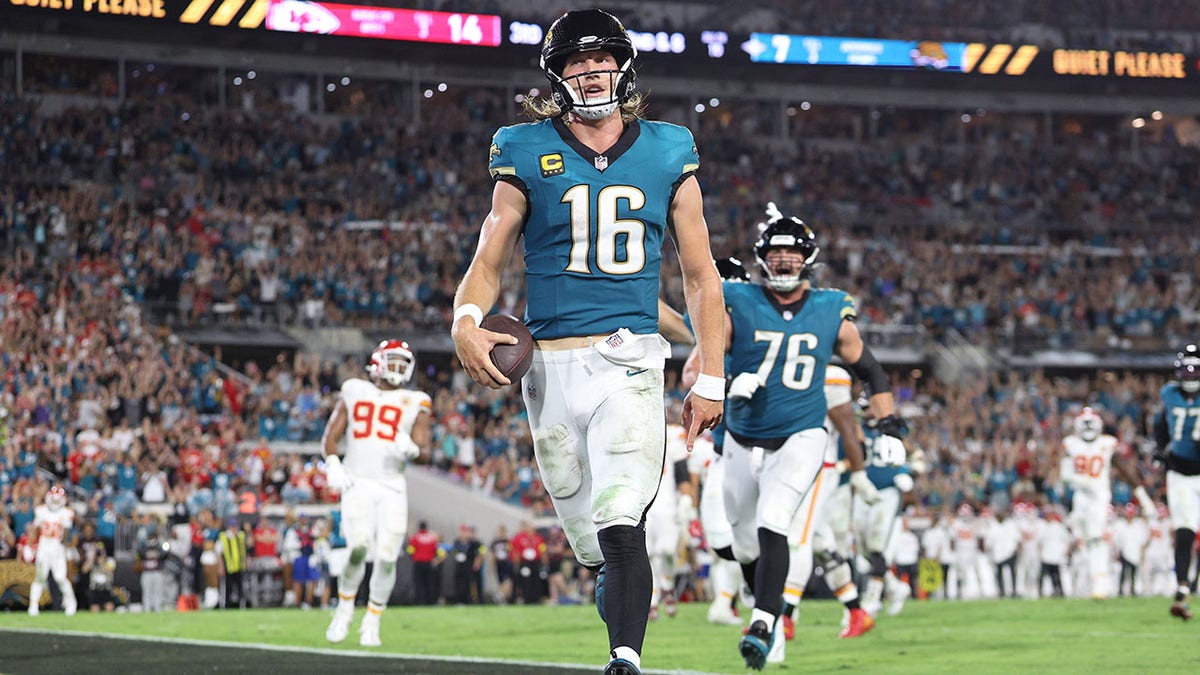 Trevor Lawrence rushing in