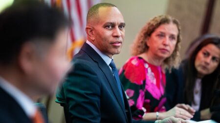 Top Maryland Democrat defies Jeffries on mid-cycle redistricting push to boot state’s lone Republican