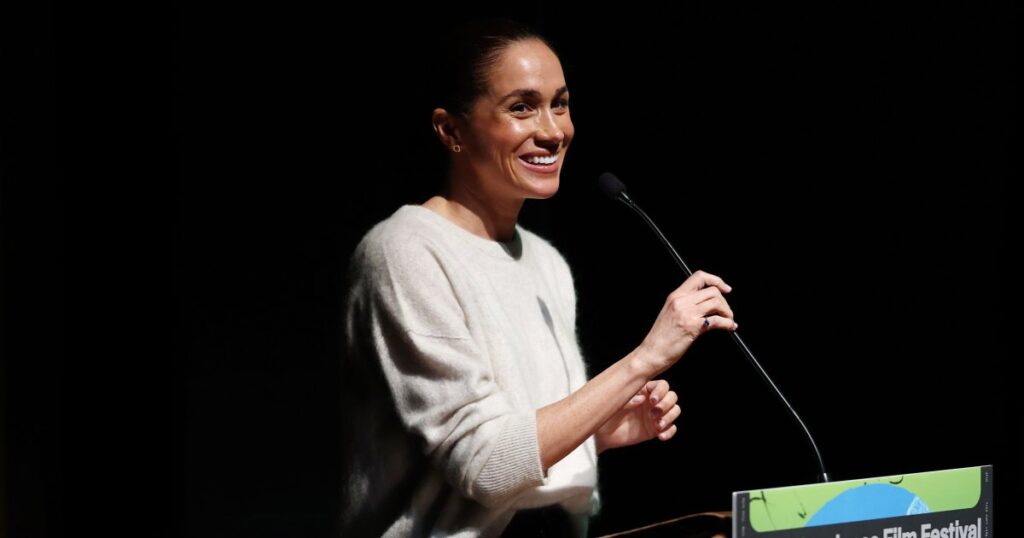 Meghan Markle Made Flare Pants a Thing Again! This Stretchy Look Effortlessly Slims Legs