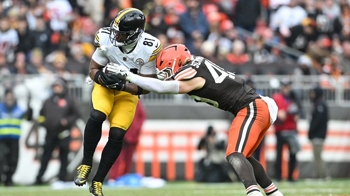 Carson Schwesinger hits Steelers player