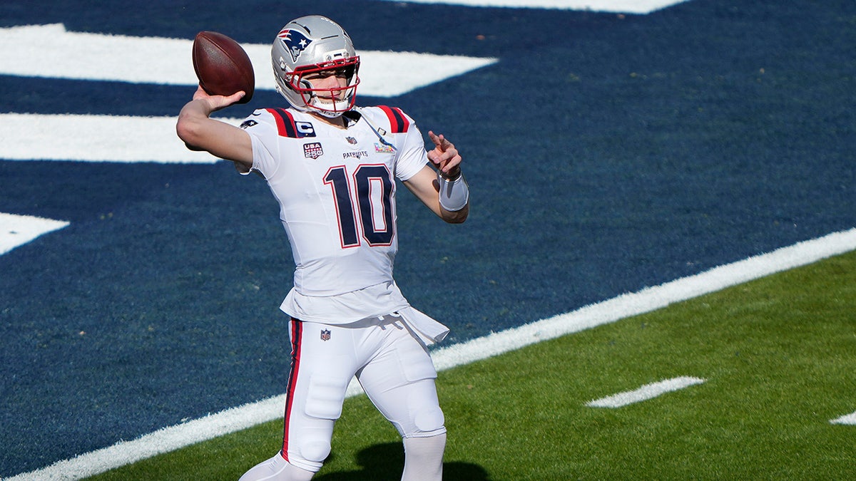 Drake Maye warms up before a game