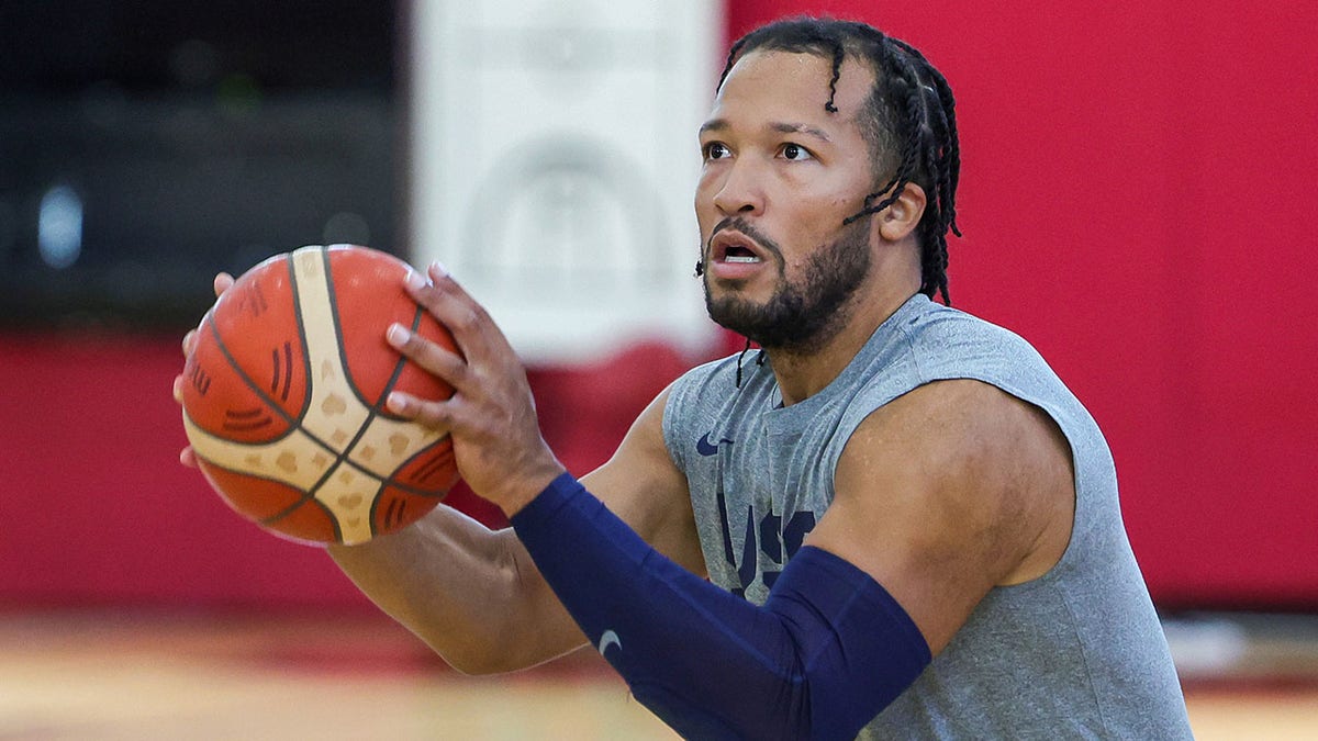 Jalen Brunson shoots on court