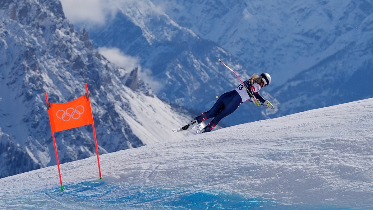 Lindsey Vonn crashes on the hill