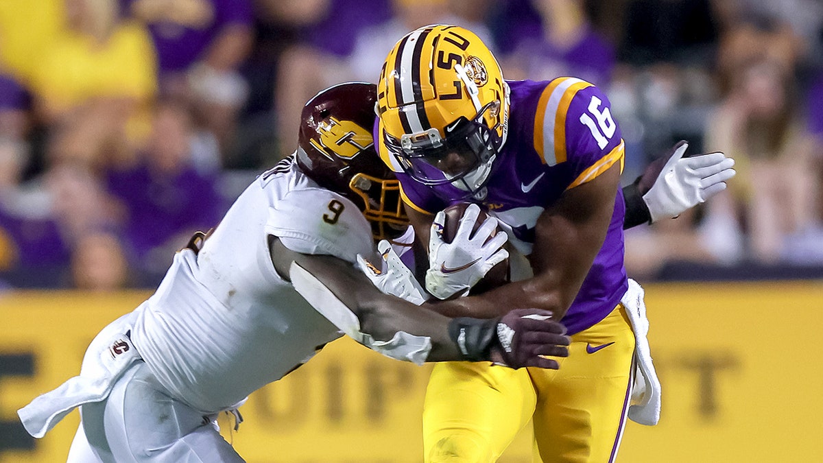 Devonta Lee is tackled