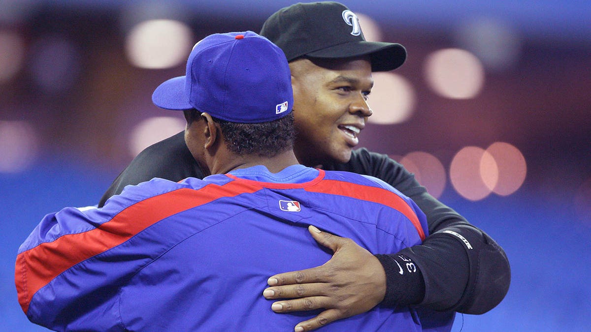 Frank Thomas hugs Sammy Sosa