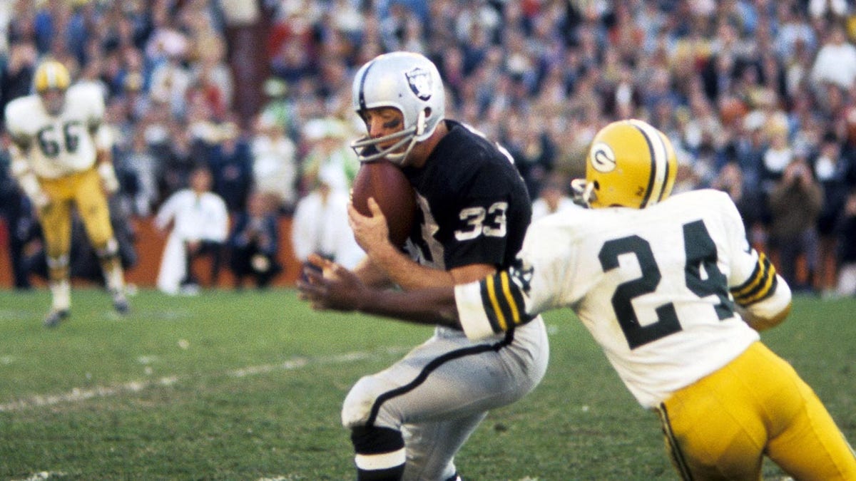 Billy Cannon catches a pass