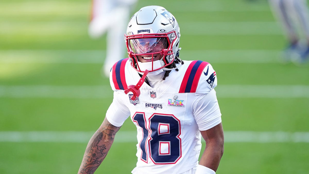 Kyle Williams warms up