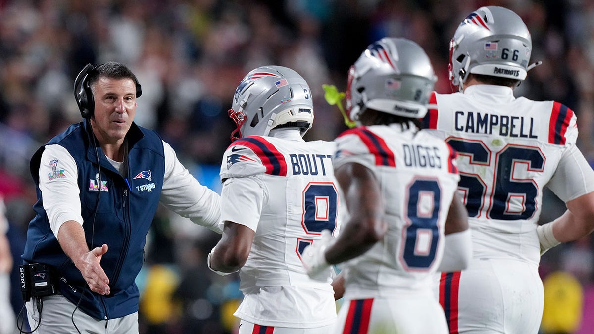 Patriots players gather around Mike Vrabel