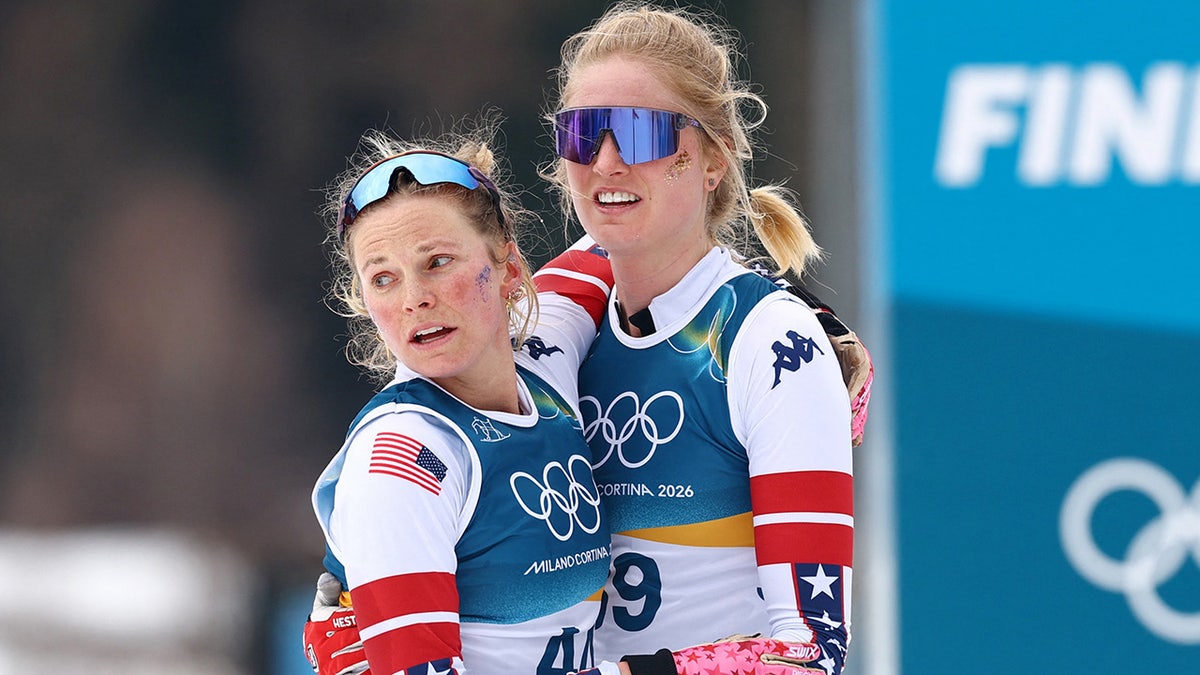 Hailey Swirbul helps Jessie Diggins