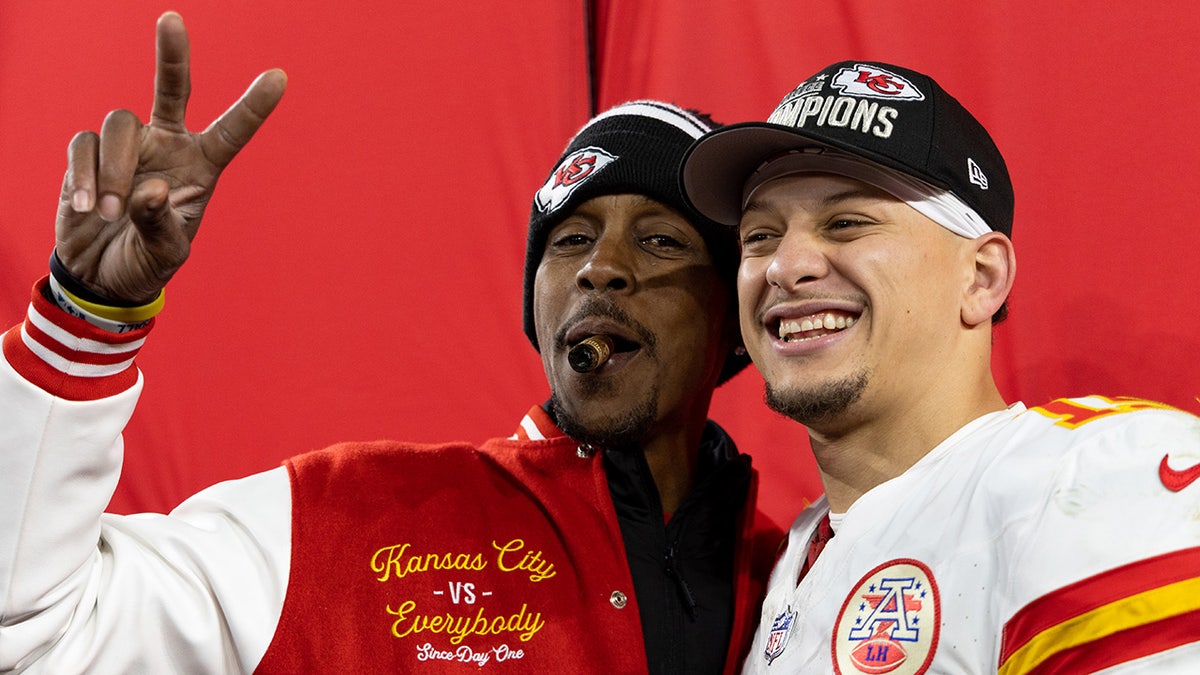 Patrick Mahomes celebrates with Pat Mahomes Sr.