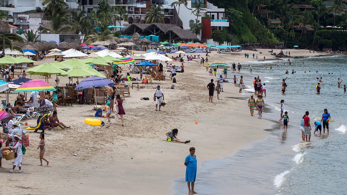 Travelers say Puerto Vallarta looks like war on the streets